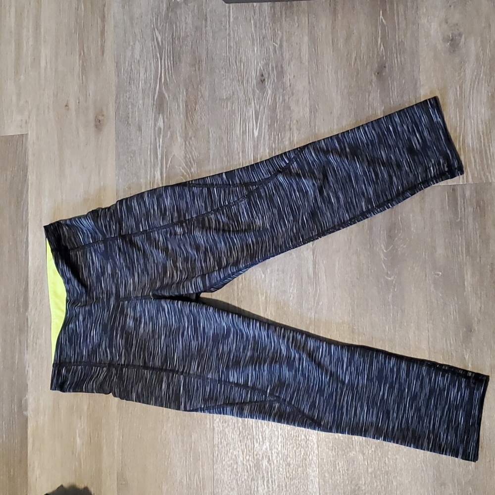 Old Navy Elevate Legging womans size small. Brand new never worn. Grey/black.